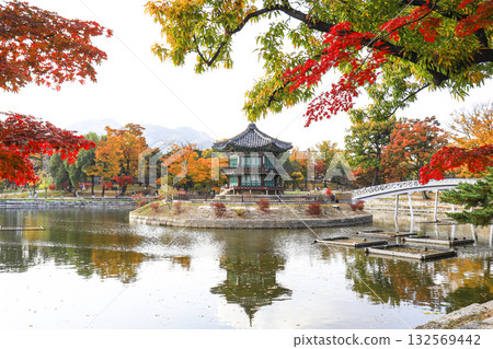Korean palace in autumn Korean palace in autumn 132569442