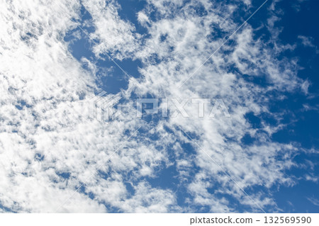 Clouds floating in the blue sky [Background material] 132569590