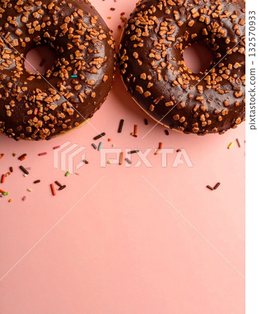裹滿巧克力和糖屑的甜甜圈 裹滿巧克力和糖屑的甜甜圈 132570933