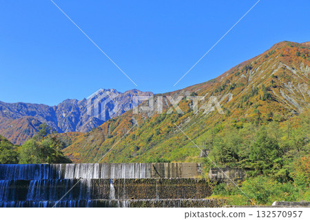 從源太郎堤岸眺望秋日的五龍山 從源太郎堤岸眺望秋日的五龍山 132570957