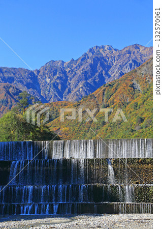 從源太郎堤岸眺望秋日的五龍山 132570961