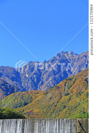 從源太郎堤岸眺望秋日的五龍山 132570964