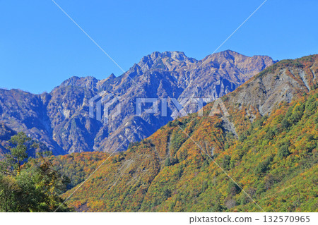 從源太郎堤岸眺望秋日的五龍山 132570965