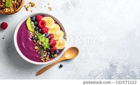 巴西莓碗，上面放有水果和格蘭諾拉麥片 132571122