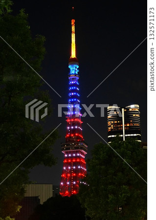 夜幕下的東京鐵塔,亮起了美國國旗的顏色。 1951年10月,東京港區,慶祝川普訪問日本。地點靠近東京鐵塔大門。 夜幕下的東京鐵塔,亮起了美國國旗的顏色。 1951年10月,東京港區,慶祝川普訪問日本。地點靠近東京鐵塔大門。 132571173
