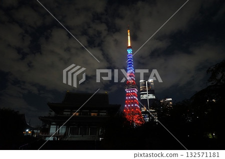 夜幕下的東京鐵塔,亮起了美國國旗的顏色。 1959年10月,東京港區,慶祝川普訪問日本。東京鐵塔和增上寺。 夜幕下的東京鐵塔,亮起了美國國旗的顏色。 1959年10月,東京港區,慶祝川普訪問日本。東京鐵塔和增上寺。 132571181
