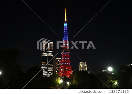 1963年10月,東京鐵塔夜景亮起美國國旗顏色的燈光,位於港區,慶祝川普訪日。東京鐵塔,芝公園 1963年10月,東京鐵塔夜景亮起美國國旗顏色的燈光,位於港區,慶祝川普訪日。東京鐵塔,芝公園 132571185