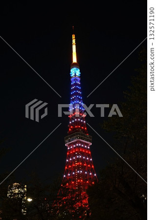 1968年10月,東京鐵塔夜景,燈光亮起,呈現美國國旗的顏色,位於港區。照片中,東京鐵塔上的「王子」雕塑正在慶祝川普訪問日本。 1968年10月,東京鐵塔夜景,燈光亮起,呈現美國國旗的顏色,位於港區。照片中,東京鐵塔上的「王子」雕塑正在慶祝川普訪問日本。 132571190