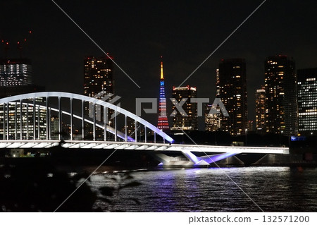 1978年10月,東京鐵塔夜景亮起,燈光染成美國國旗的顏色,位於港區,東京鐵塔和築地大橋共同慶祝川普訪日。 1978年10月,東京鐵塔夜景亮起,燈光染成美國國旗的顏色,位於港區,東京鐵塔和築地大橋共同慶祝川普訪日。 132571200