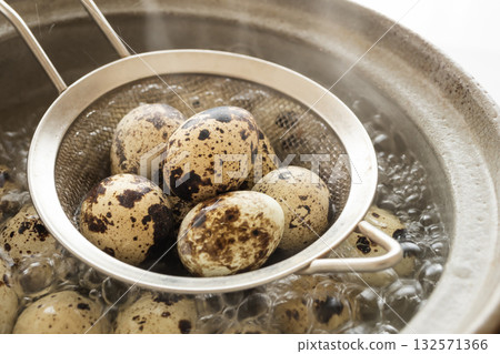 Boiling quail eggs Boiled quail eggs 132571366