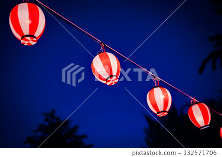 夜空中漂浮的燈籠 夜空中漂浮的燈籠 132571706