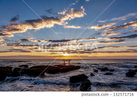 Dawn at the Kamiiso Torii Gate dyed in the morning glow [Oarai Coast, Ibaraki Prefecture] 132571716
