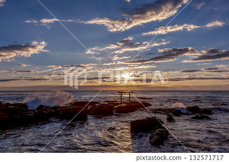 Dawn at the Kamiiso Torii Gate dyed in the morning glow [Oarai Coast, Ibaraki Prefecture] 132571717