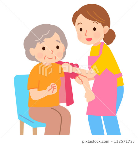 護理員幫助老人換衣服 護理員幫助老人換衣服 132571753