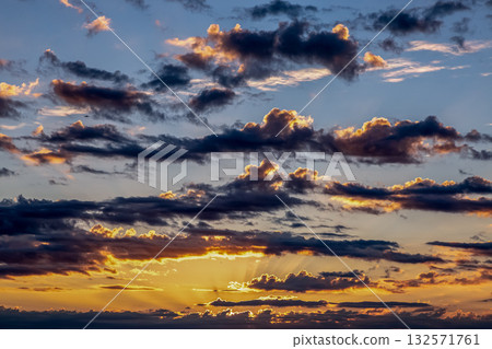 The beauty of the clouds floating in the morning glow of the sky [Background material] 132571761