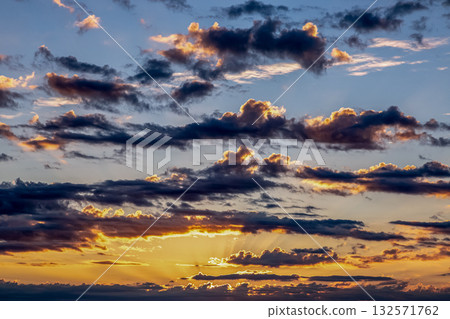 The beauty of the clouds floating in the morning glow of the sky [Background material] 132571762