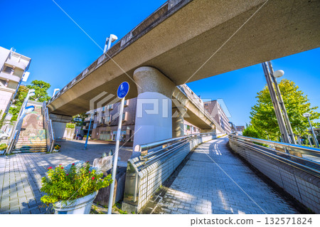 日本橫濱城市景觀,包括橫濱市營地鐵中川站(東京都會大學橫濱校區前) 日本橫濱城市景觀,包括橫濱市營地鐵中川站(東京都會大學橫濱校區前) 132571824
