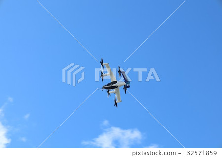 飛行汽車和無人機在藍天中翱翔 132571859