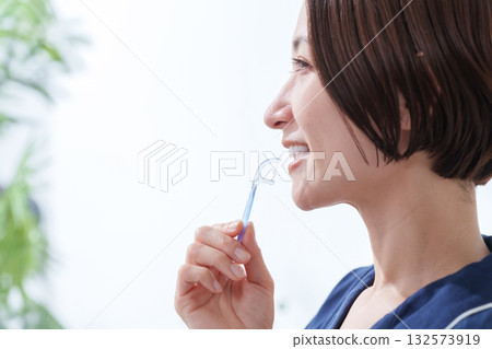 女子使用牙線 132573919