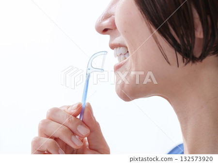 女子使用牙線 132573920