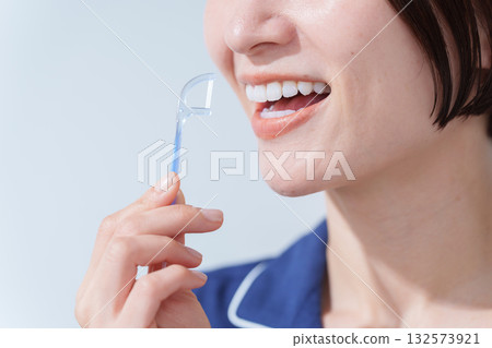 女子使用牙線 132573921