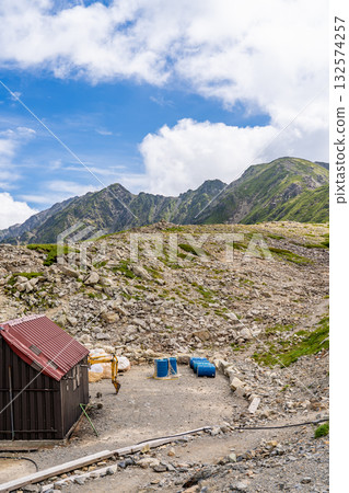 從北嶽山莊山莊眺望愛之岳和中白根山。攀登南阿爾卑斯山的北岳 132574257