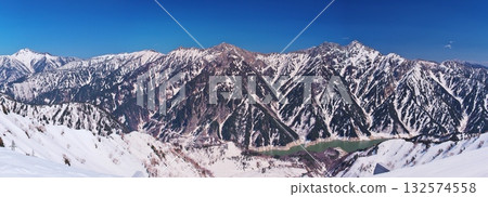 白雪皚皚的立山黑部阿爾卑斯山脈路線-從立山索道大觀坊站眺望全景 白雪皚皚的立山黑部阿爾卑斯山脈路線-從立山索道大觀坊站眺望全景 132574558