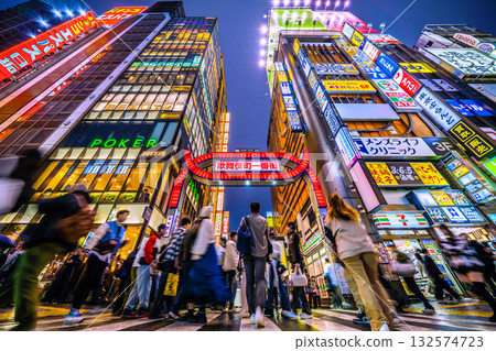 日本東京城市景觀：入境旅遊持續進行…歌舞伎町擠滿外國遊客=26日 132574723