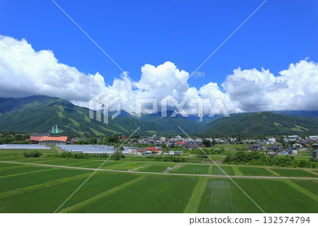 仲夏鄉村風景與雷雲 132574794