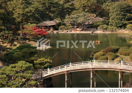 秋葉映照下的栗林庭園,景色迷人。 秋葉映照下的栗林庭園,景色迷人。 132574804