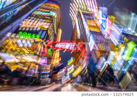 日本東京城市景觀：幽靈之城…入境旅遊持續進行…歌舞伎町擠滿了外國遊客 = 第26名 132574825