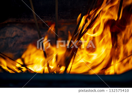 香火燃燒:寺廟焚香時熊熊燃燒的火焰。 香火燃燒:寺廟焚香時熊熊燃燒的火焰。 132575410