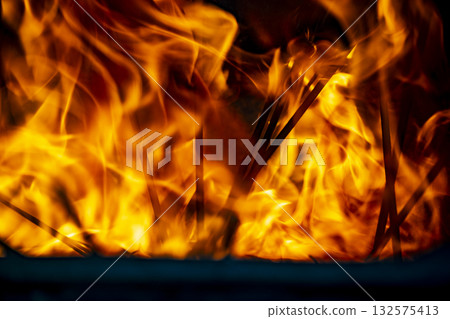 香火燃燒：寺廟焚香時熊熊燃燒的火焰。 132575413