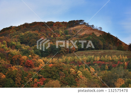 在秋葉弄髒的山 132575478