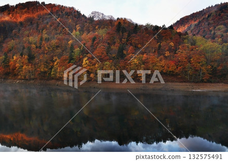 一座變成紅色葉子的山 132575491