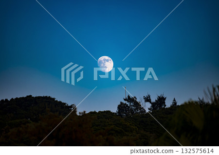 寧靜夜:月光下的廣闊夜空 寧靜夜:月光下的廣闊夜空 132575614