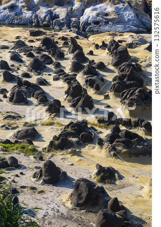 地理景觀:海邊風化岩石地形 地理景觀:海邊風化岩石地形 132575616