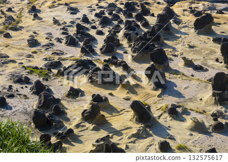 地理景觀：海邊風化岩石地形 132575617