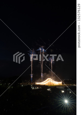 夏日夜空中的煙花 132576129