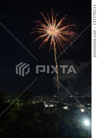 著色夏夜天空的煙花 132576131