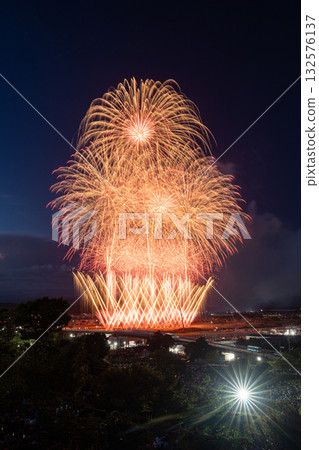 著色夏夜天空的煙花 132576137