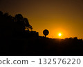 日落和交通標誌 132576220