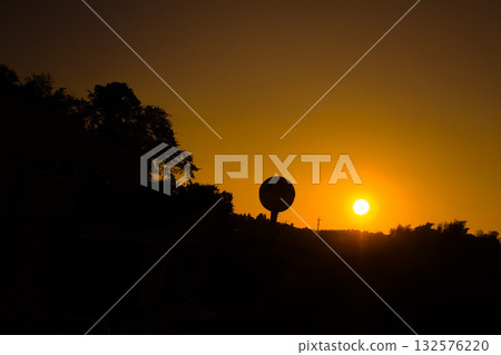 日落和交通標誌 日落和交通標誌 132576220
