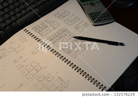 一位建築師在夜間查看圖紙 132576229