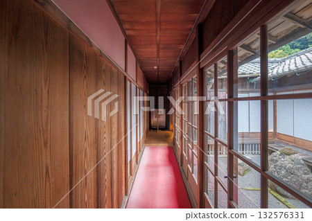 Kagoshima Sengan-en Palace's veranda corridor 132576331