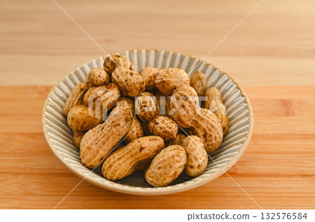 Boiled peanut 132576584