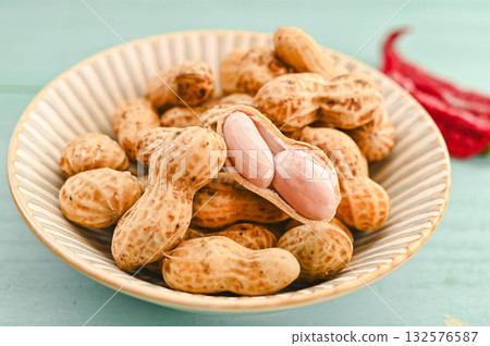 Salt-boiled peanuts 132576587