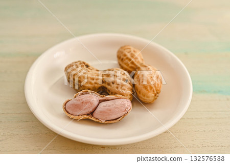 Salt-boiled peanuts 132576588