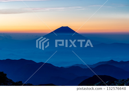 從愛之岳眺望,富士山在薄霧中若隱若現(魔幻時刻)。攀登南阿爾卑斯山脈白峰三山的愛之岳和名取岳。 從愛之岳眺望,富士山在薄霧中若隱若現(魔幻時刻)。攀登南阿爾卑斯山脈白峰三山的愛之岳和名取岳。 132576648