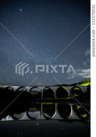 繁星點點的夜空和拱橋的倒影 132578332